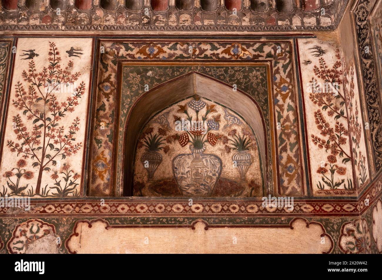 Peintures sur le mur intérieur de la tombe de I'timād-ud-Daulah, Agra, Uttar Pradesh, Inde Banque D'Images