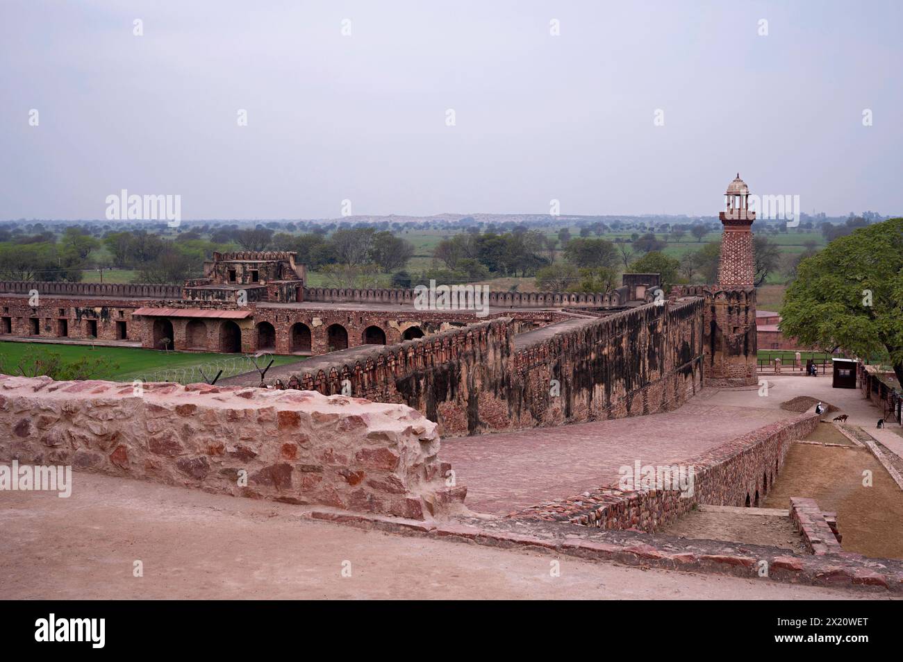 Caravan sera et Hiran Minar, Fatehpur Sikri, Uttar Pradesh, Inde Banque D'Images