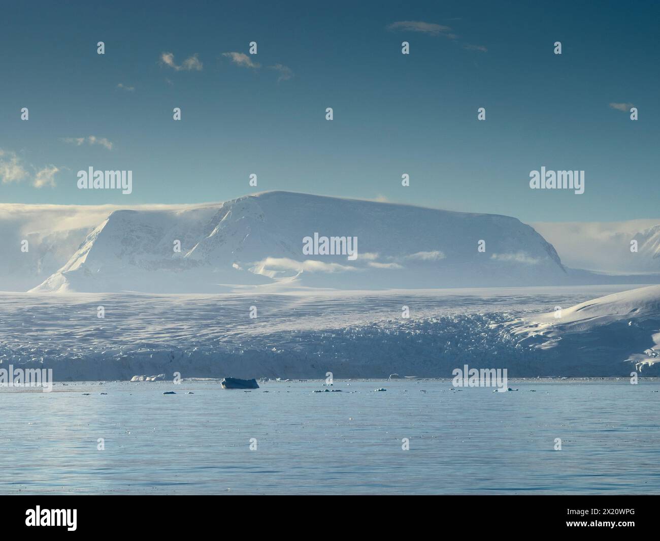Côte Davis de la péninsule Antarctique depuis le détroit d'Orléans Banque D'Images