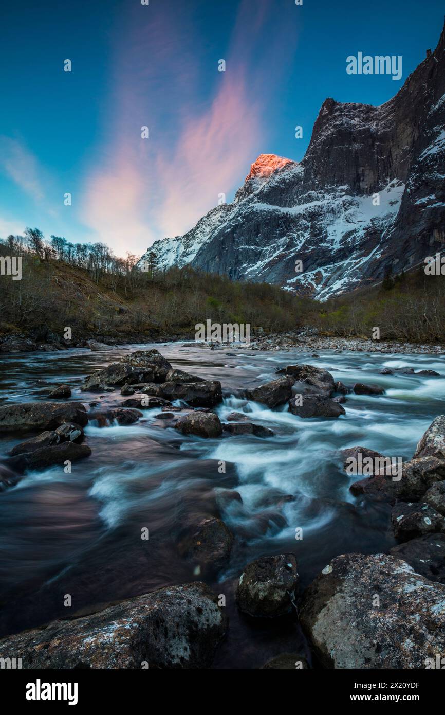 Paysage de montagne avec alpenglow tôt le matin sur la montagne Breitind dans la vallée de Romsdalen, Rauma kommune, Møre og Romsdal, Norvège, Scandinavie. Banque D'Images