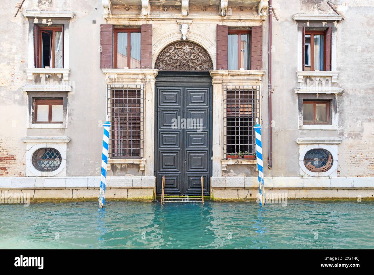 Venive, ITALIE - 11 SEPTEMBRE 2018 : C'est l'entrée principale de l'une des vieilles maisons sur les canaux du quartier de San Polo. Banque D'Images