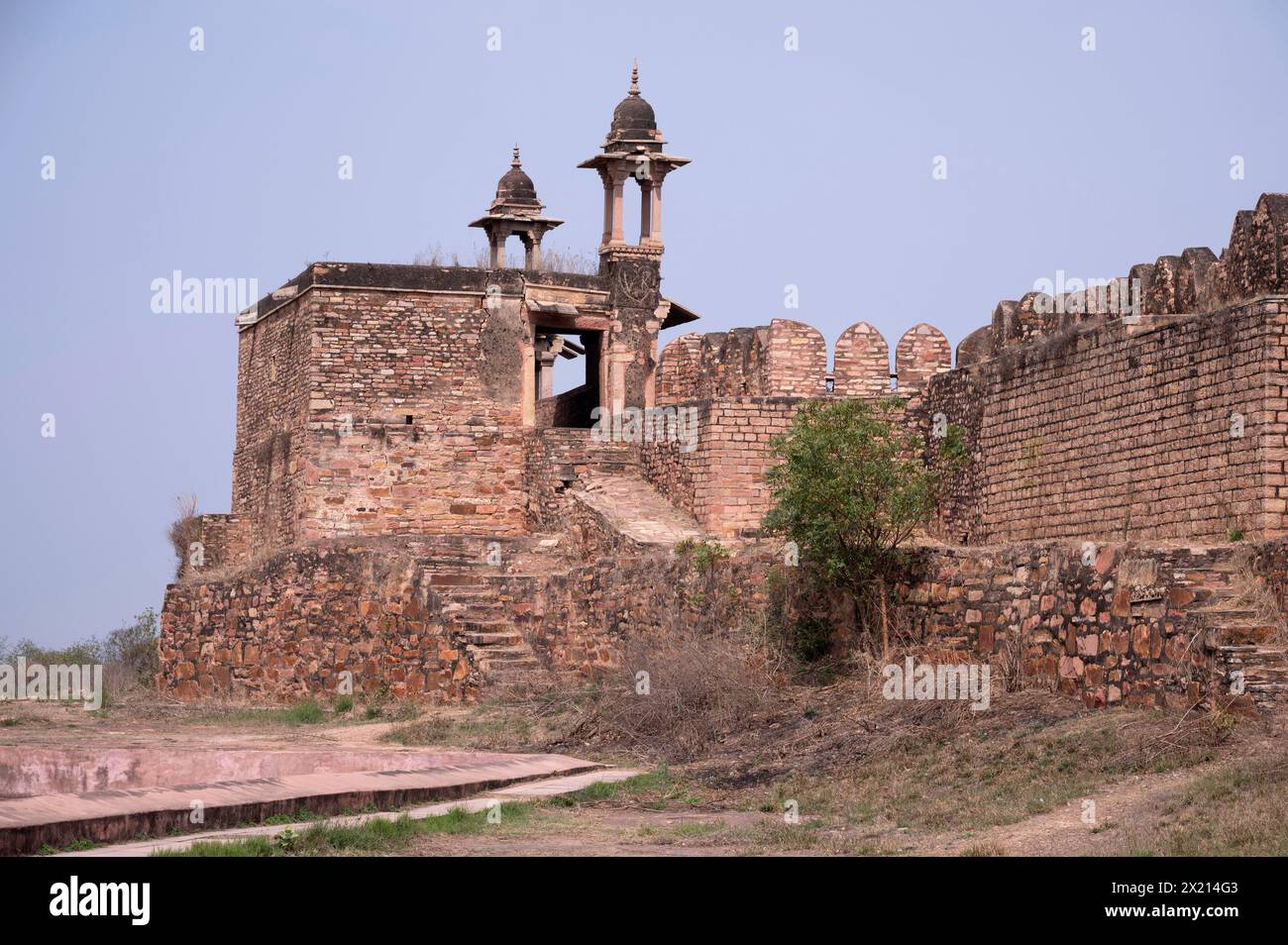 Ancienne structure et mur de fortification près de Jauhar Kund, Fort Complex, Gwalior, Madhya Pradesh, Inde Banque D'Images