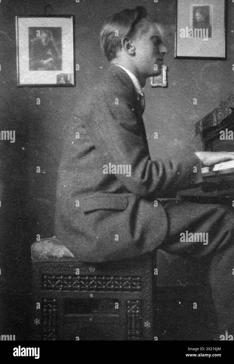 Stuckenschmidt, Hans Heinz, 1.11.1901 - 15.8,1988, compositeur et écrivain allemand, au piano, Berlin, AUTORISATION-DROITS-SUPPLÉMENTAIRES-INFO-NON-DISPONIBLE Banque D'Images