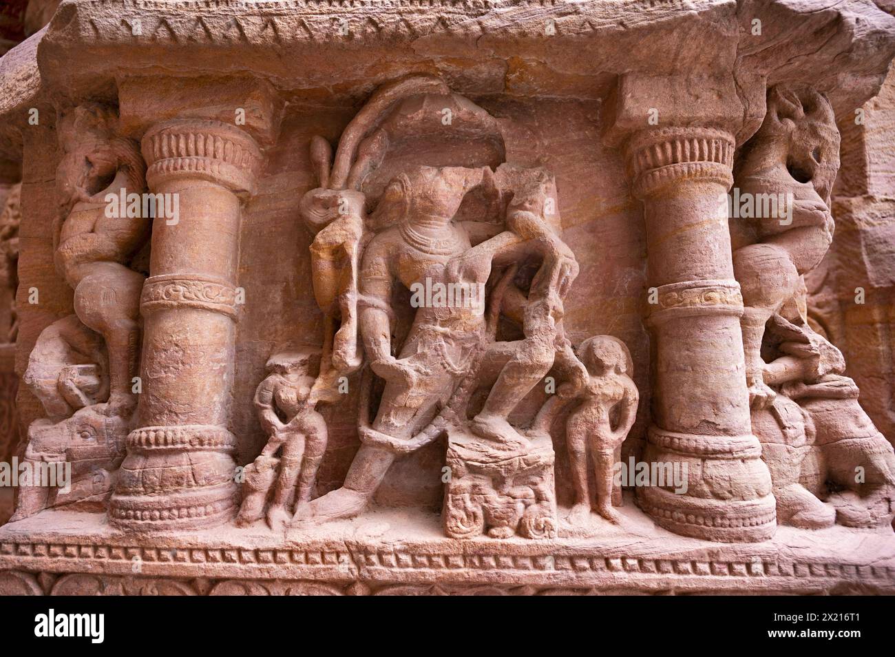 Idole sculptée sur le mur extérieur du temple de Chaturbhuj, Fort Complex, Gwalior, Madhya Pradesh, Inde Banque D'Images