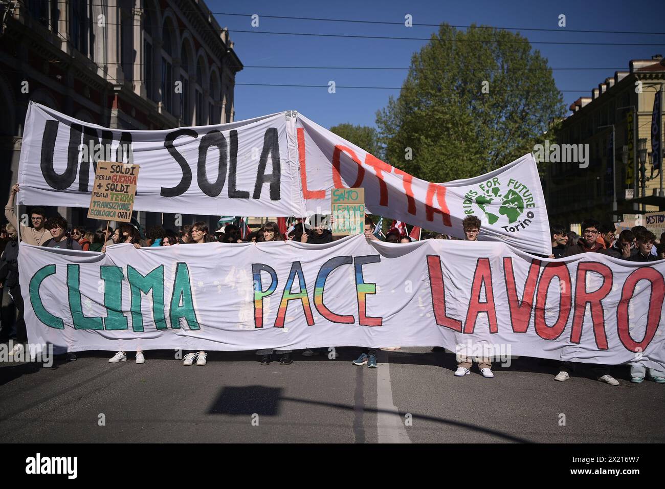 Des militants pour le climat participent à la manifestation Global Strike for the Climate, organisée par le mouvement Friday for future à Turin - vendredi 19 avril 2024. Actualités (photo de Marco Alpozzi/Lapresse) crédit : LaPresse/Alamy Live News Banque D'Images