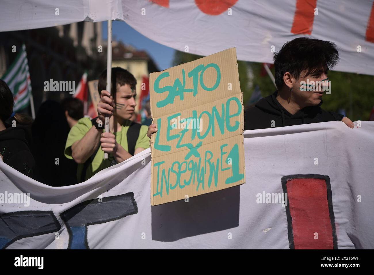 Des militants pour le climat participent à la manifestation Global Strike for the Climate, organisée par le mouvement Friday for future à Turin - vendredi 19 avril 2024. Actualités (photo de Marco Alpozzi/Lapresse) crédit : LaPresse/Alamy Live News Banque D'Images