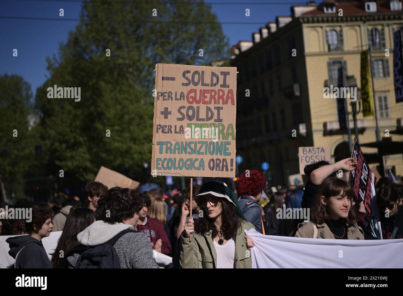 Des militants pour le climat participent à la manifestation Global Strike for the Climate, organisée par le mouvement Friday for future à Turin - vendredi 19 avril 2024. Actualités (photo de Marco Alpozzi/Lapresse) crédit : LaPresse/Alamy Live News Banque D'Images