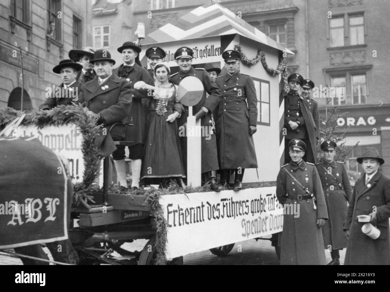 National-socialisme, organisations, Winterhilfswerk (WHW, collectionnant à Munich, milieu des années 1930, USAGE ÉDITORIAL EXCLUSIF Banque D'Images