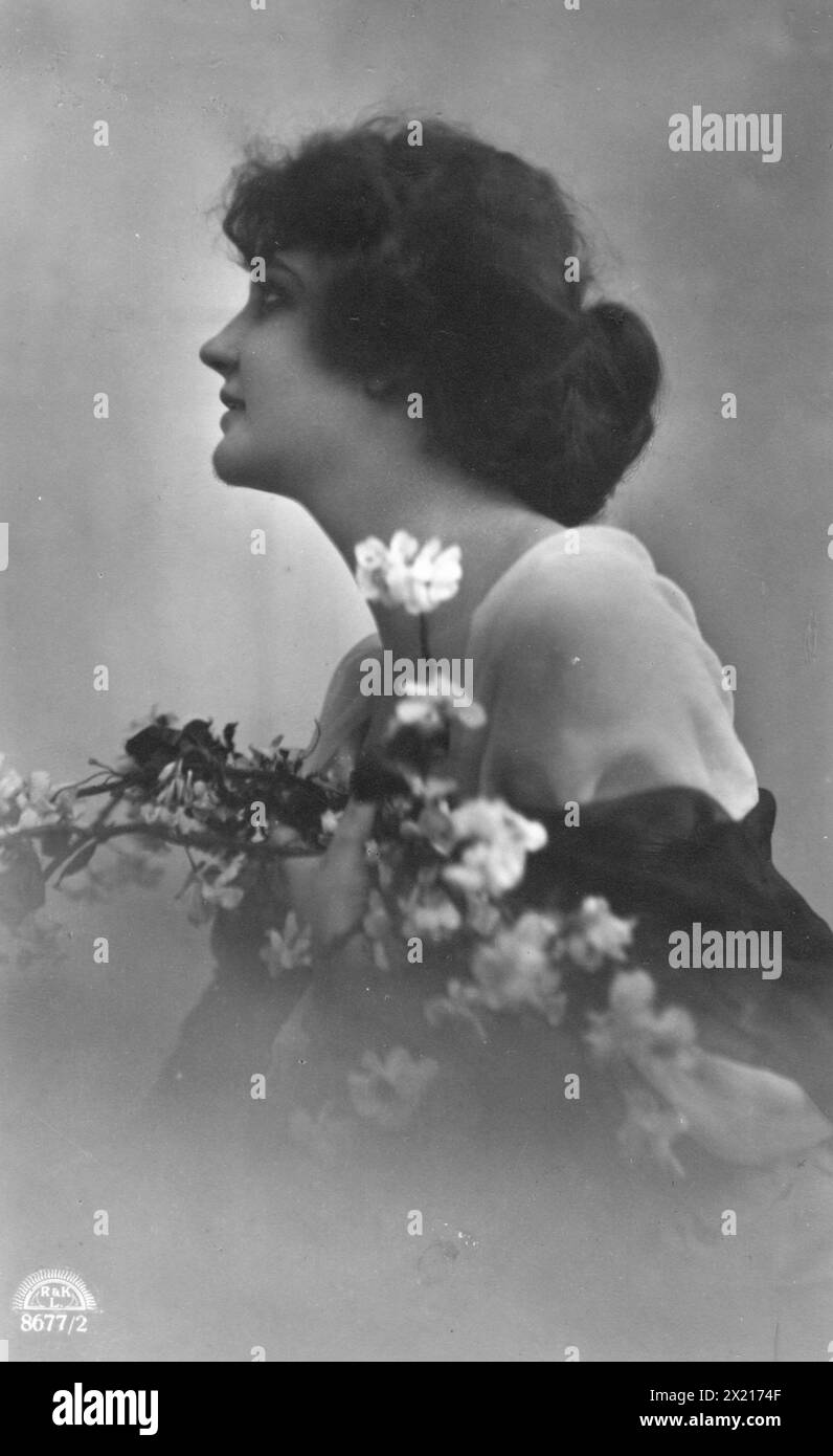 personnes, femmes, femme avec des fleurs, carte postale, circa 1910, INFORMATIONS-AUTORISATION-DROITS-SUPPLÉMENTAIRES-NON-DISPONIBLES Banque D'Images