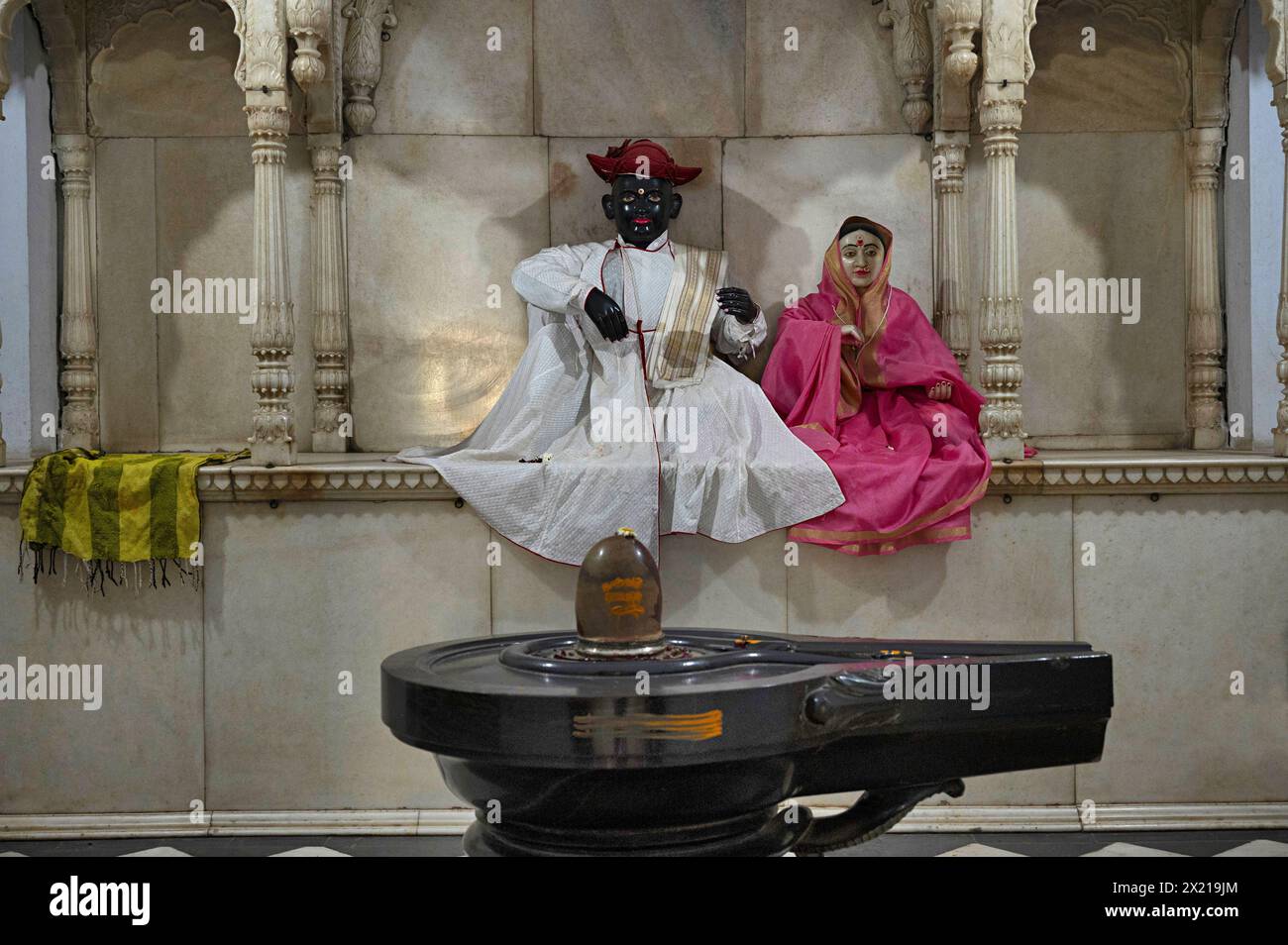Idoles de Shrimant Daulatrao Maharaj Scindia et sa femme à l'intérieur du Chhatri de Shrimant Daulatrao Maharaj Scindia, complexe de la dynastie Chhatris de Scindia Banque D'Images