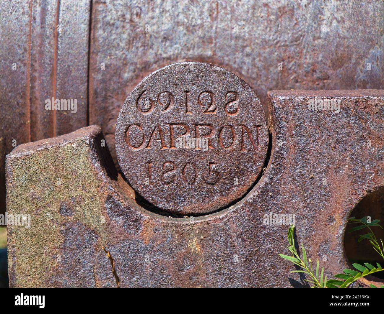 Antigua - janvier 26 2024 : un numéro de série et la date 1805 marqués sur un canon à Fort James sur Antigua dans les Caraïbes. Oarron peut-être le fait Oarron Banque D'Images