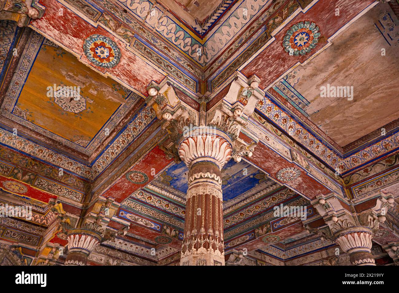 Intérieurs, Chhatri de Shrimant Daulatrao Maharaj Scindia, Chhatris de Scindia Dynasty Complex, Gwalior, Madhya Pradesh, inde Banque D'Images