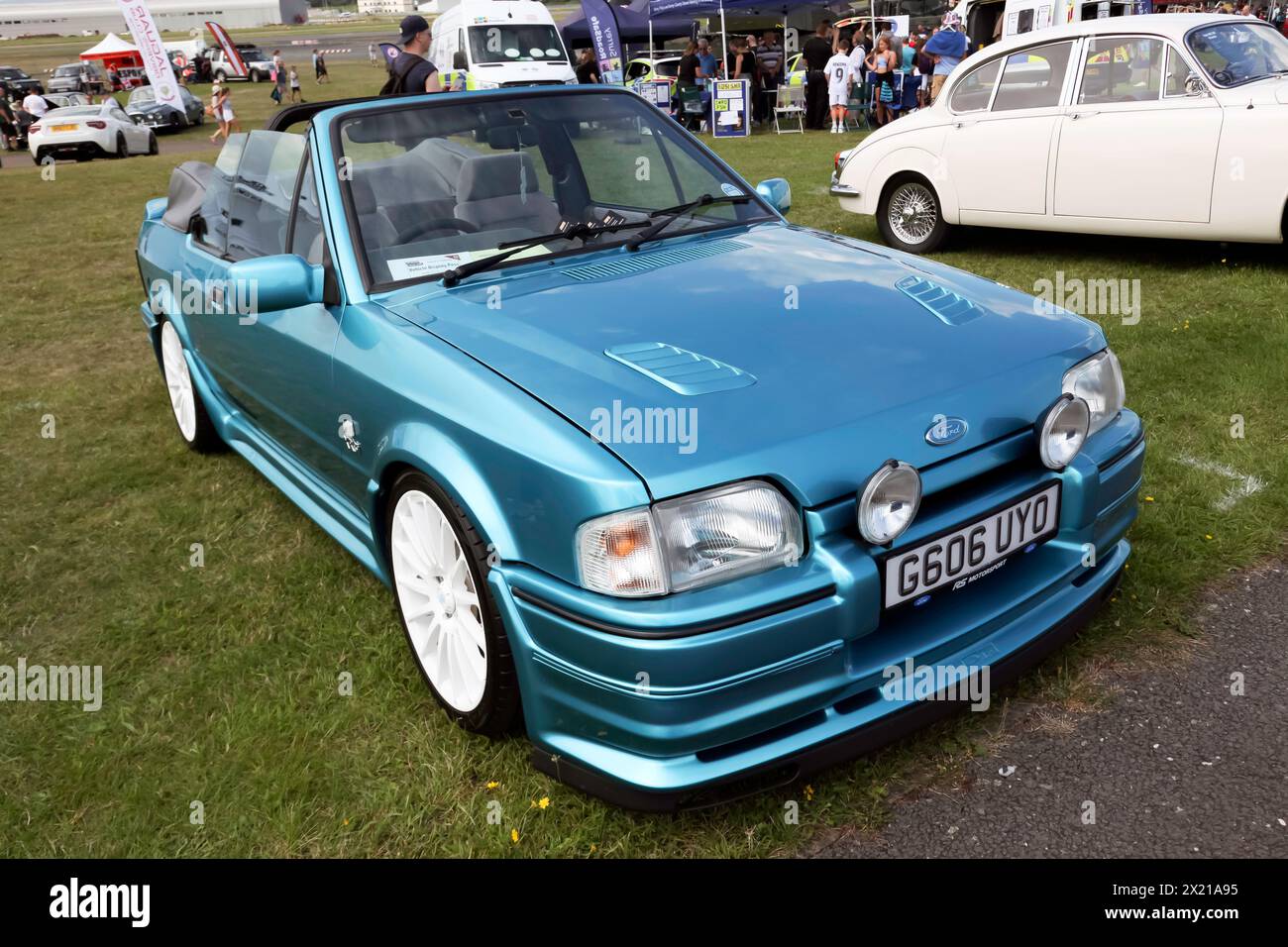 Vue de trois quarts de face d'un cabriolet Ford Escort XR3i Blue, 1990, exposé au salon britannique de l'automobile de Farnborough en 2023 Banque D'Images