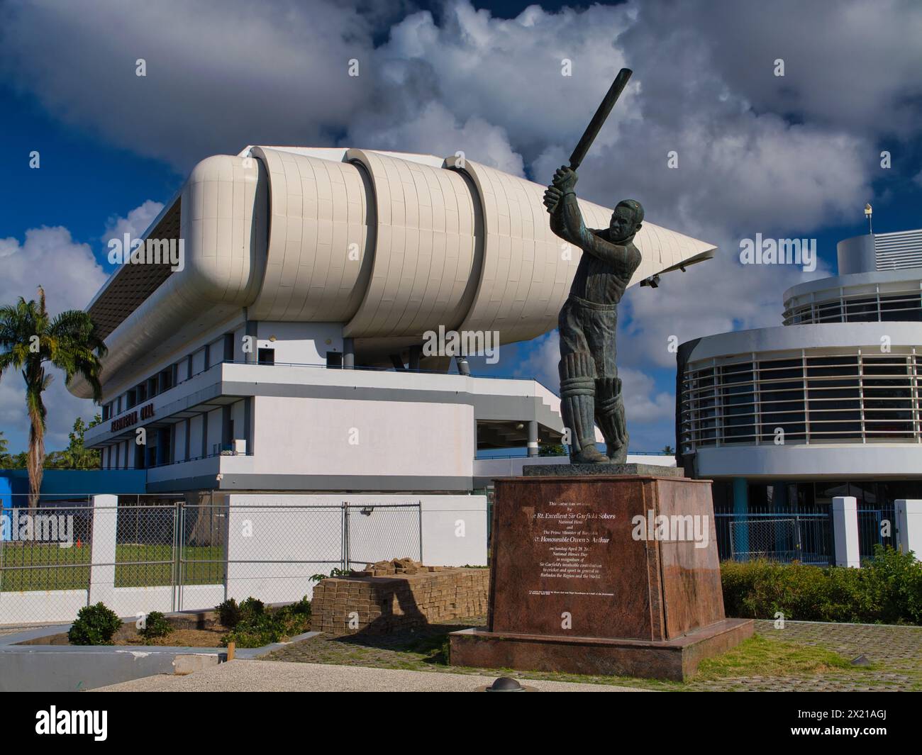 Bridgetown, Barbade - janvier 28 2024 : la statue de Sir Garfield Sobers, également connu sous le nom de Gary Sobers, devant le Worrell, Weekes et Walcott (3Ws) St. Banque D'Images