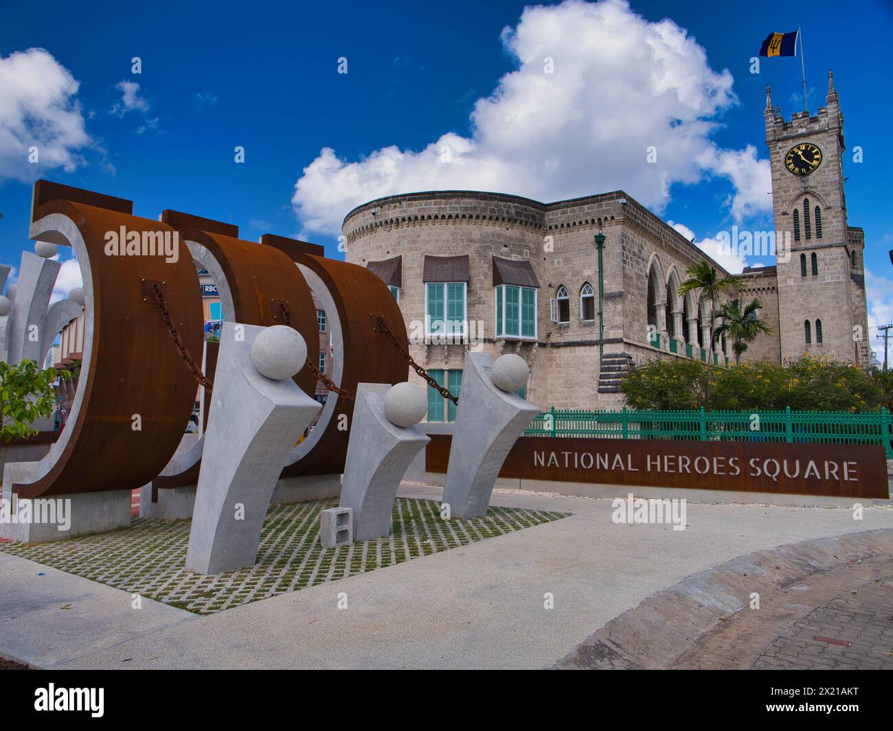 Barbade - janvier 28 2024 : au cœur de Heroes Square à Bridgetown, Barbade, le Monument à la famille barbadienne. En arrière-plan, le Parlement Banque D'Images