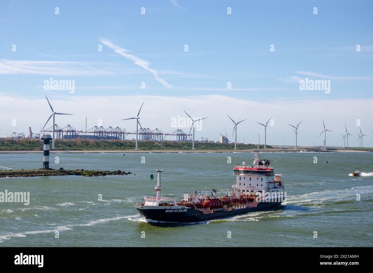 Pétrolier/chimique BESIKTAS ICELAND et éoliennes sur la nouvelle voie navigable (Niewe Waterweg) Hook of Holland (Hoek van Holland), pays-Bas. Banque D'Images