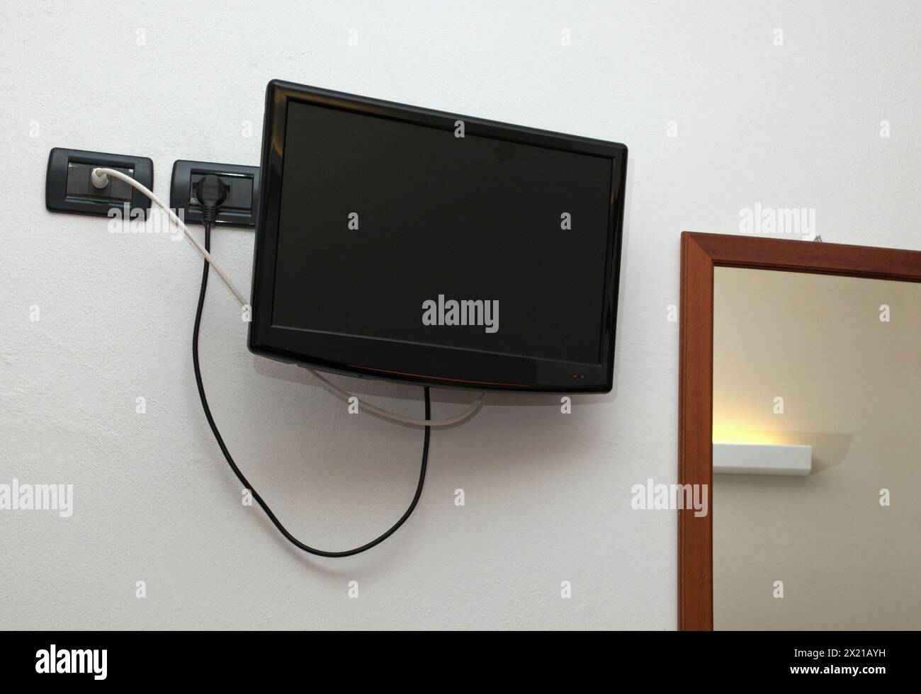 tv lcd murale et miroir dans la chambre de motel Banque D'Images
