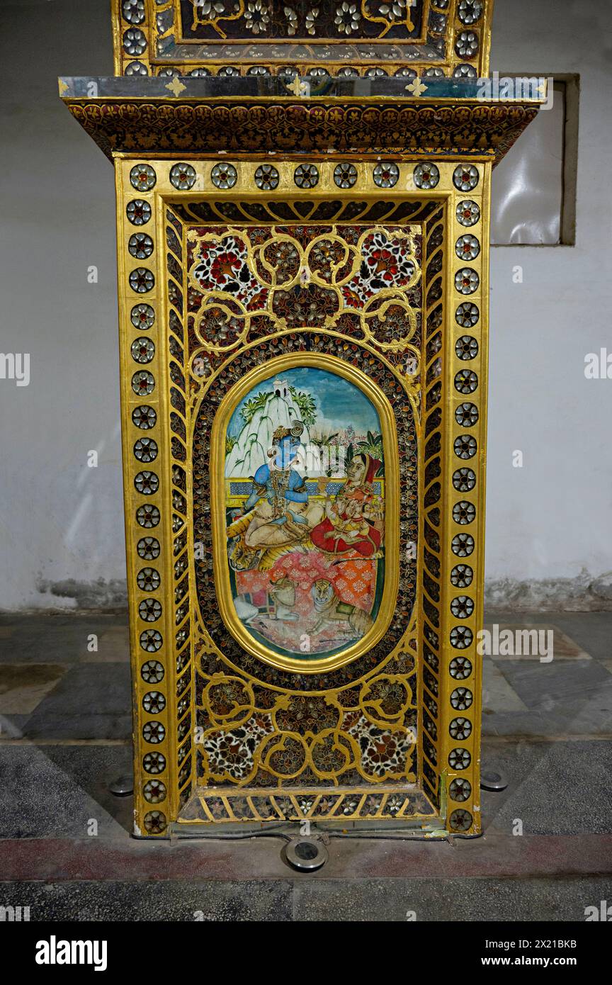 Travail de verre coloré sur un pilier, Moti Mahal, il a été utilisé comme salle d'Assemblée du Madhya Bharat pendant la période de l'État de Scindia, Gwalior, Madhya Pradesh, Banque D'Images