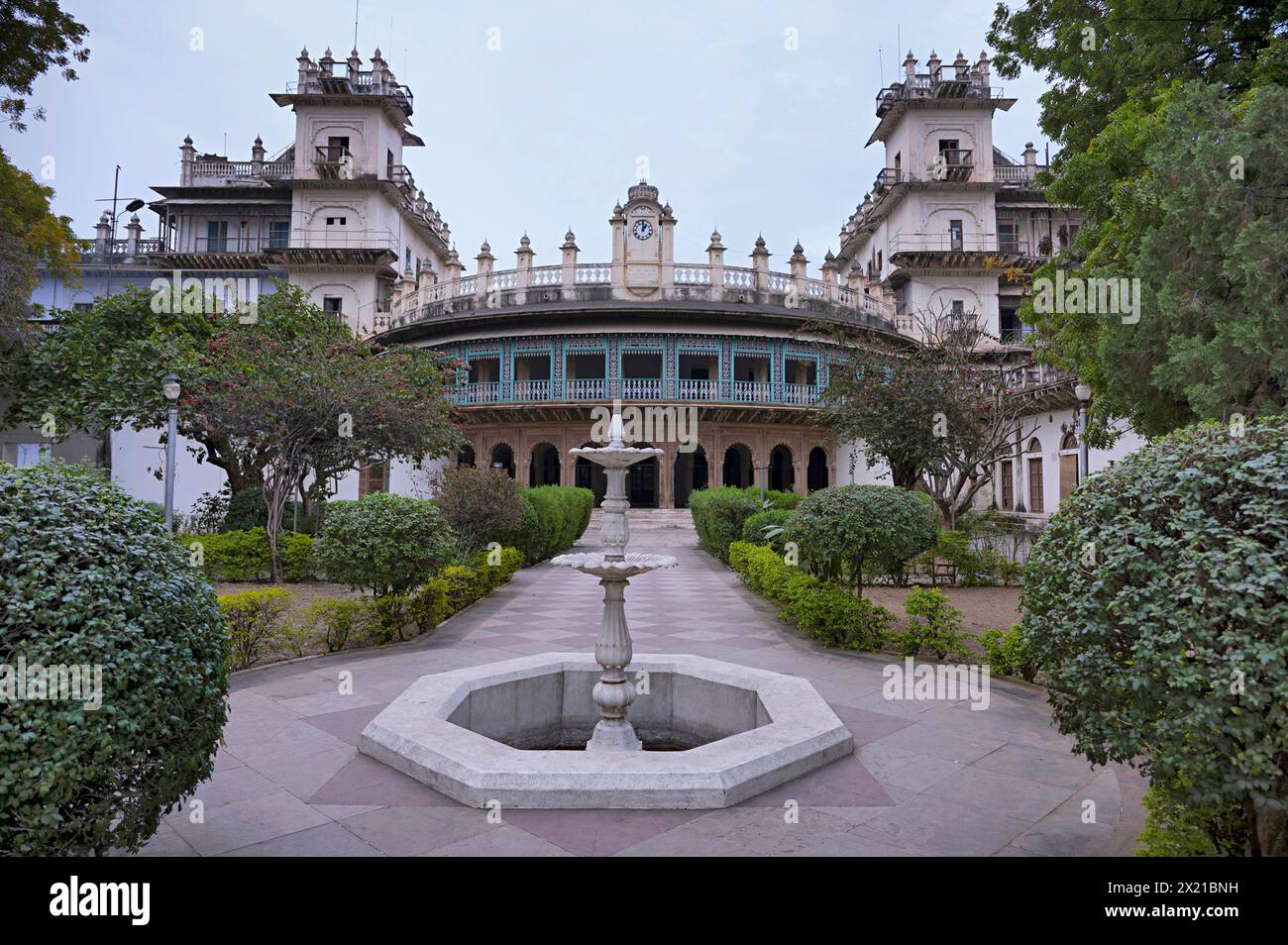 Extérieurs, Moti Mahal, il a été utilisé comme salle d'Assemblée du Madhya Bharat pendant la période de l'État de Scindia, Gwalior, Madhya Pradesh, Inde Banque D'Images