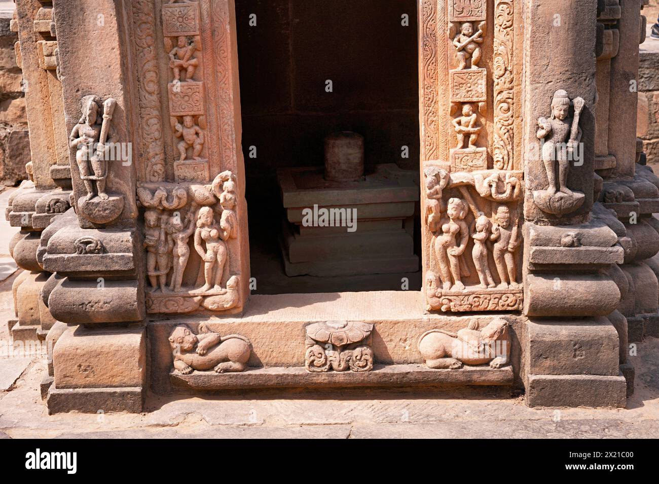 Idole sculptée sur le mur extérieur d'un petit temple, Bateshwar Group of temples, Morena, Madhya Pradesh, Inde Banque D'Images