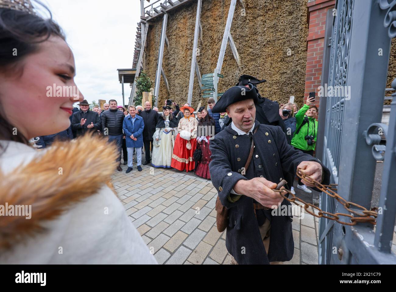 19 avril 2024, Saxe-Anhalt, Bad Dürrenberg : Jacob Scheibe, vêtu de vêtements de mineur historique, ouvre la porte du Bad Dürrenberg 2024 State Garden Show. L’ouverture du Laga est prévue jusqu’au 13 octobre. Le spectacle était initialement prévu pour se dérouler dans la ville de saumure dans le district de Saale en 2022, mais la pandémie de coronavirus et les défis qui en résultent ont empêché cela. Les jardins thermaux historiques de quinze hectares autour de la maison de remise des diplômes ont été redessinés pour le spectacle. Au total, environ 1000 événements sont prévus. Au moins 370 000 invités sont attendus. Photo : Jan Woitas/dpa Banque D'Images