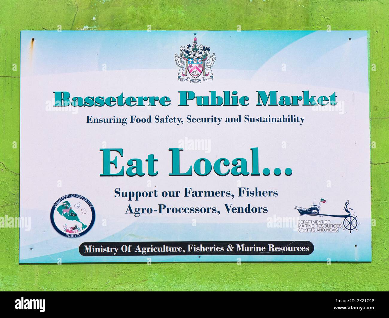 Basseterre, St Kitts - Jan 25 2024 : un panneau sur le marché public de Basseterre encourage les gens à soutenir les producteurs et les vendeurs locaux de nourriture et de produits Banque D'Images