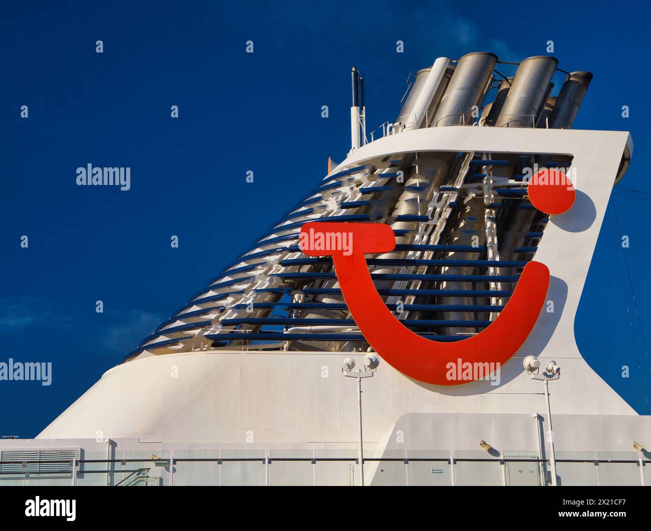Caraïbes - janvier 26 2024 : marque de TUI Group sur l'entonnoir et la superstructure d'échappement d'un navire de croisière. TUI est un allemand de loisirs, voyage et t Banque D'Images