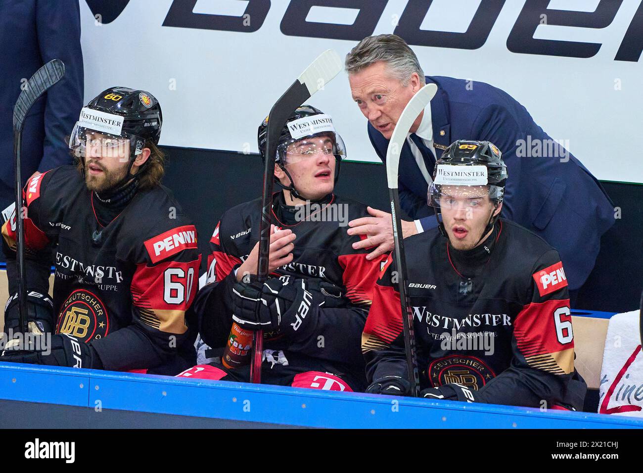 Harold Kreis DEB entraîneur national d'Allemagne, entraîneur principal, manager de l'équipe, Bundestrainer, Justin Schuetz Nr.74 d'Allemagne Luis Schinko Nr. 63 d'Allemagne Wojciech Stachowiak, DEB 60 dans le match ALLEMAGNE - SLOVAQUIE 7-3 match amical DEB HOCKEY SUR GLACE, Championnat du monde 2024 préparation à Kaufbeuren Allemagne, 18 avril 2024, saison 2023/2024, Slowakei, photographe : ddp images / STAR-images Banque D'Images