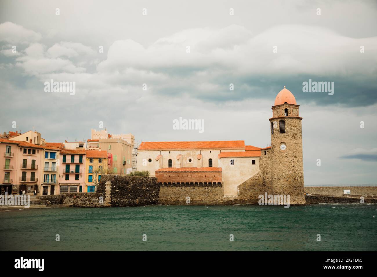 Château médiéval le long de la côte de la mer de Collioure, France. Banque D'Images