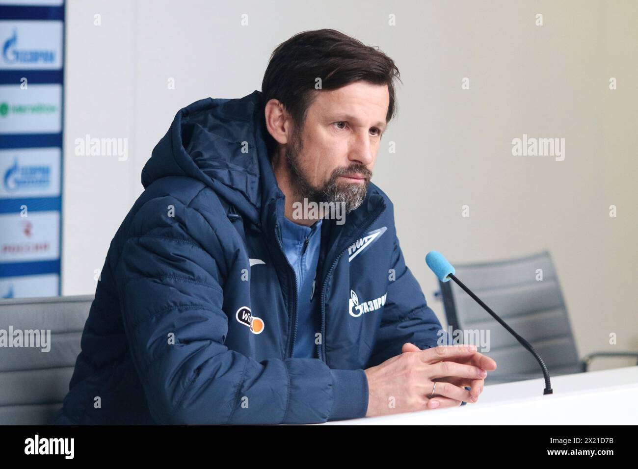 Saint-Pétersbourg, Russie. 19 avril 2024. Sergei Semak, entraîneur-chef du club de football Zenit vu lors d'une conférence de presse à la base d'entraînement du Zenit FC à Saint-Pétersbourg avant le match de football Zenit Saint-Pétersbourg - Orenbourg, qui se tiendra à Saint-Pétersbourg. Crédit : SOPA images Limited/Alamy Live News Banque D'Images