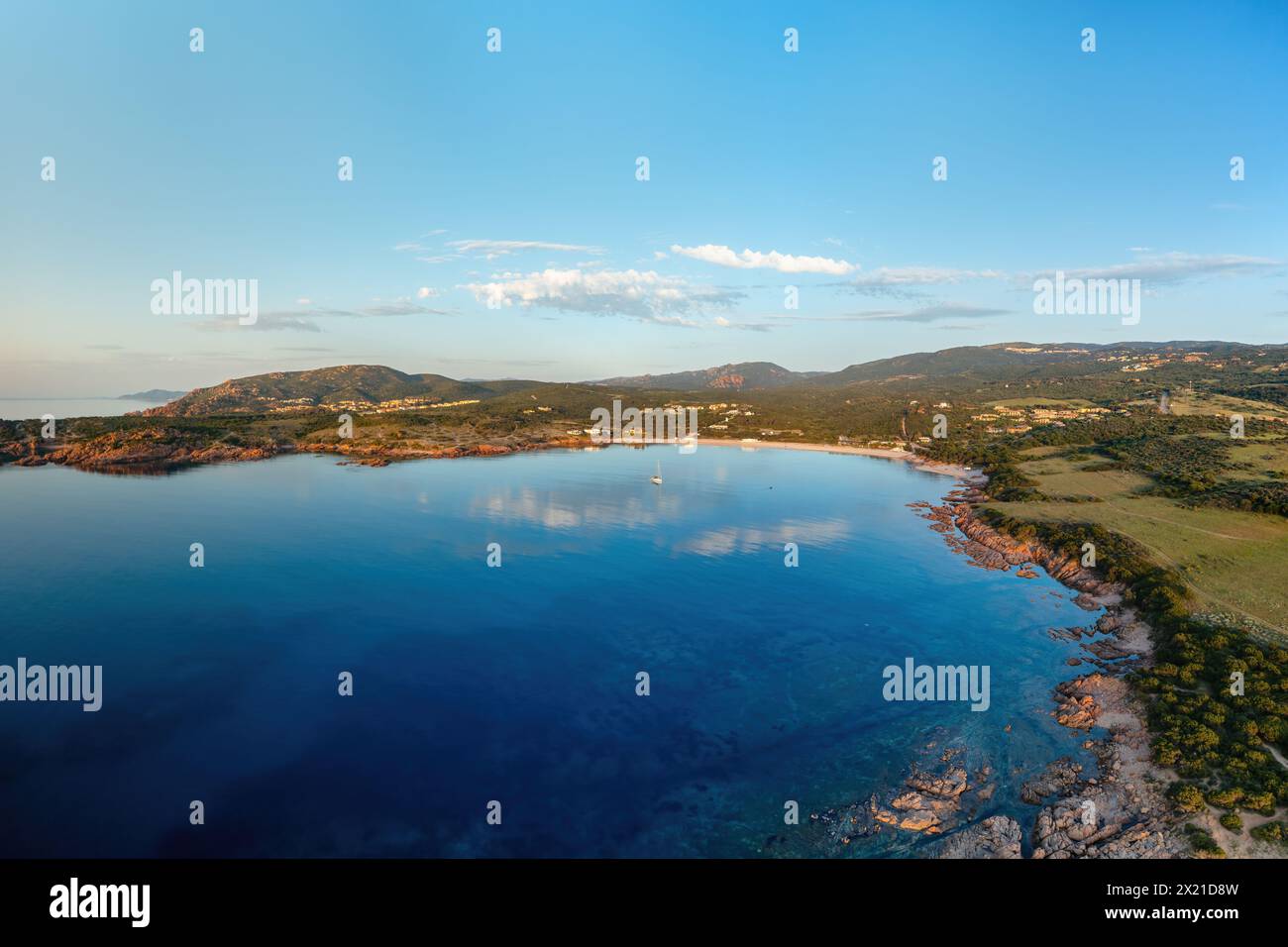 Vue aérienne de la plage de la Marinedda au coucher du soleil en Sardaigne, Italie Banque D'Images