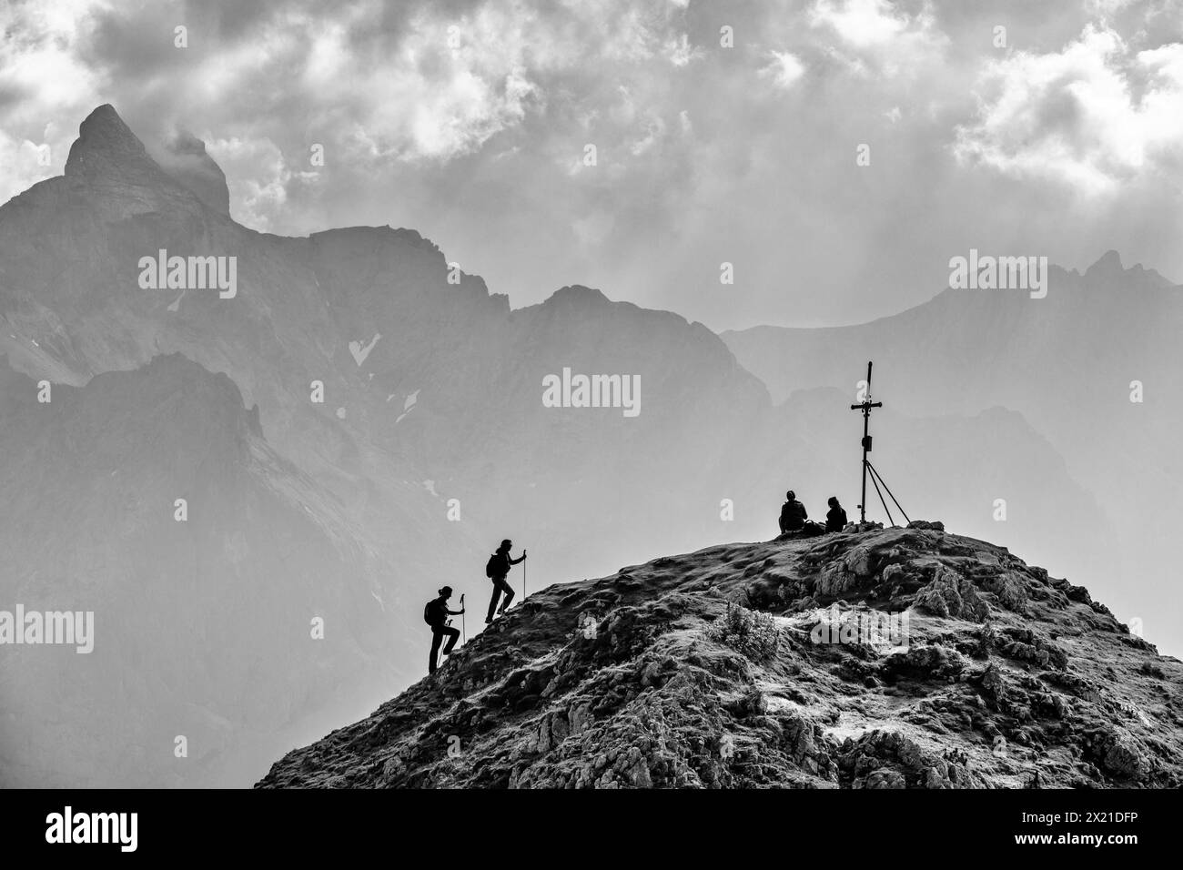 Deux femmes grimpent au sommet du Rötelstein, groupe Dachstein en arrière-plan, à Rötelstein, Dachstein, Salzbourg, Autriche Banque D'Images