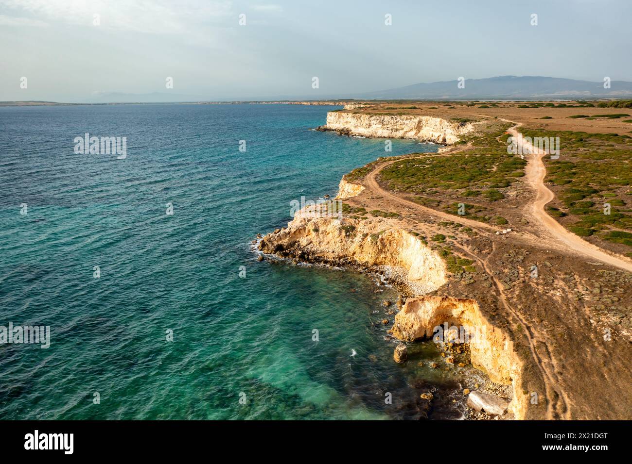 Falaises sauvages paysage marin vue drone aérienne avec eau turquoise Banque D'Images