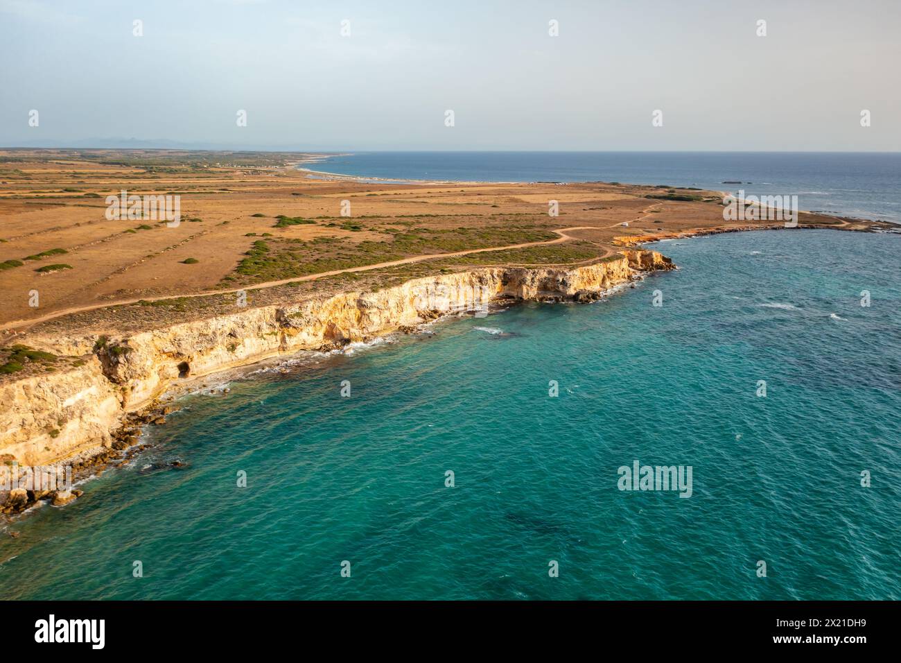 Falaises sauvages paysage marin vue drone aérienne avec eau turquoise Banque D'Images