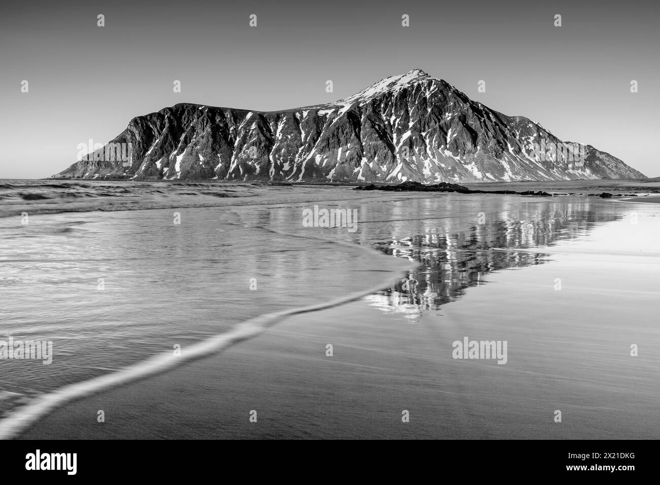 Hustinden reflété dans la plage de sable, Skagsanden, Lofoten, Nordland, Norvège Banque D'Images