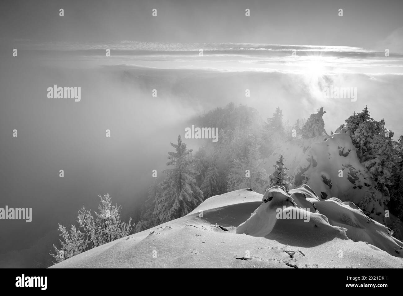 Atmosphère brumeuse sur le sommet enneigé des montagnes Schober, Schober, Salzkammergut, Salzkammergut, Salzbourg, Autriche Banque D'Images