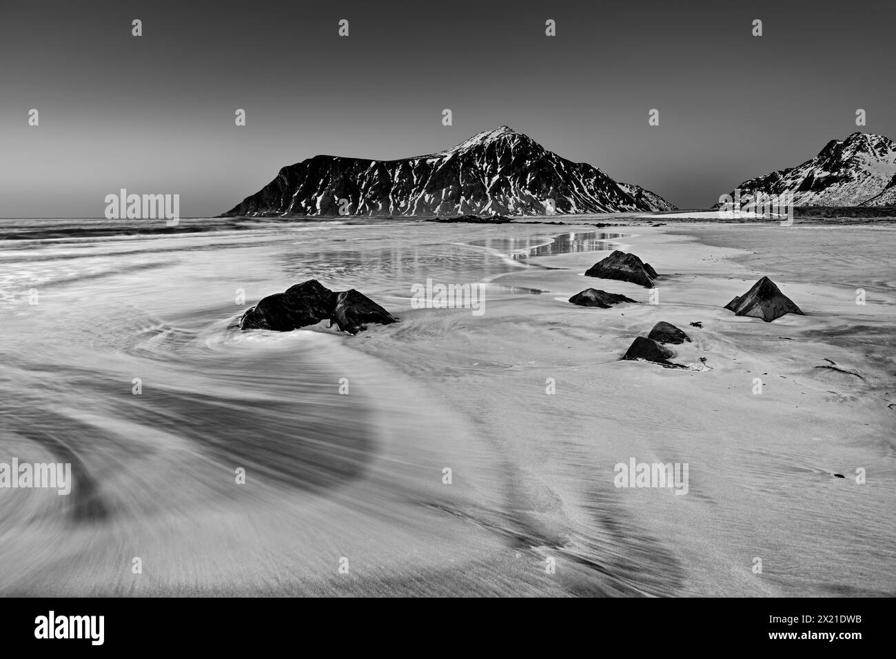 Plage de sable avec surf entrant et Hustinden en arrière-plan, Skagsanden, Lofoten, Nordland, Norvège Banque D'Images