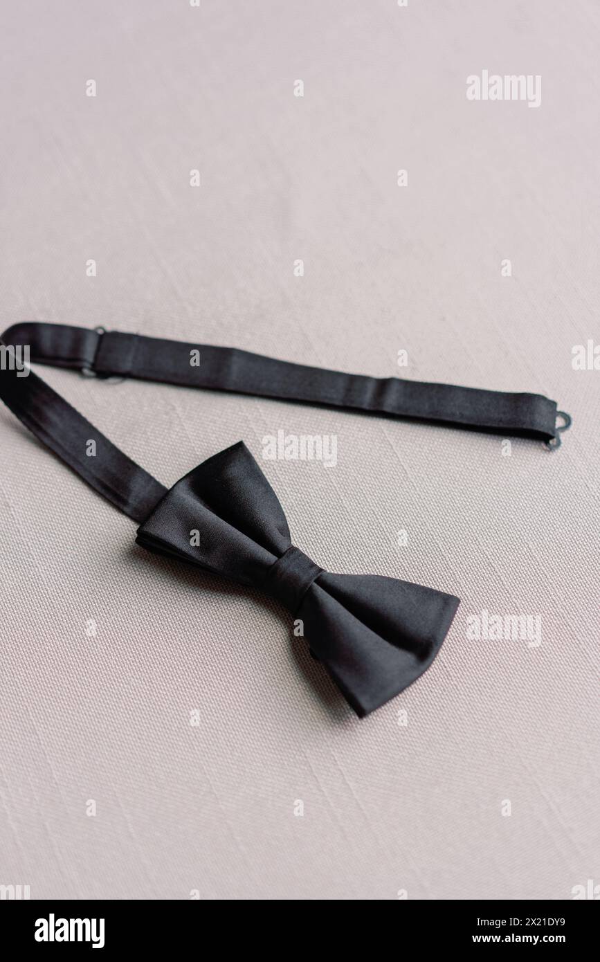 Noeud papillon noir élégant sur toile de fond en lin Banque D'Images
