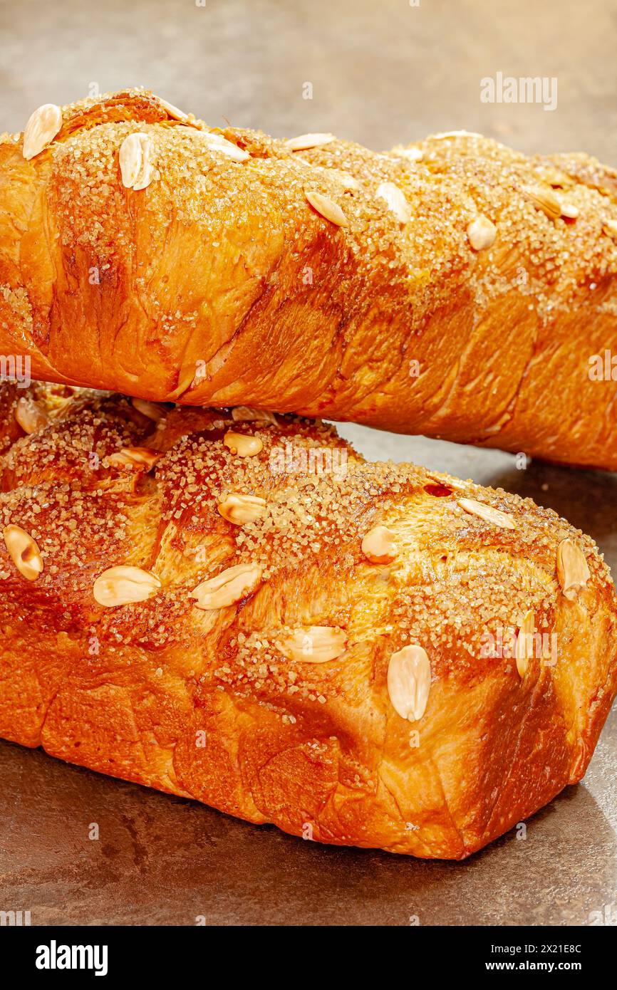 Kozunak traditionnel aux amandes pour les vacances de Pâques. Mise au point sélective avec faible profondeur de champ. Banque D'Images