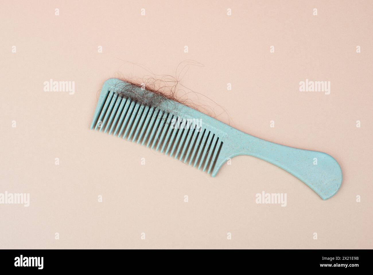 Peigne avec perte de cheveux, problème de santé, problème de vieillissement, alopécie areata par stress ou infection, brosse à cheveux Banque D'Images