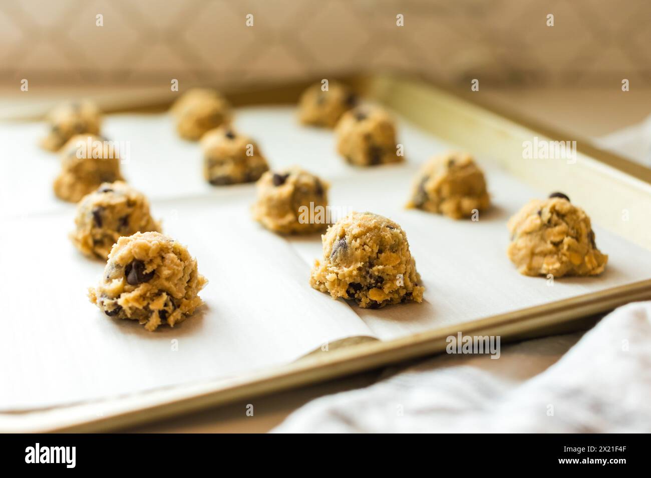 Cuillères de pâte à biscuits avec des pépites de chocolat sur une plaque à pâtisserie Banque D'Images