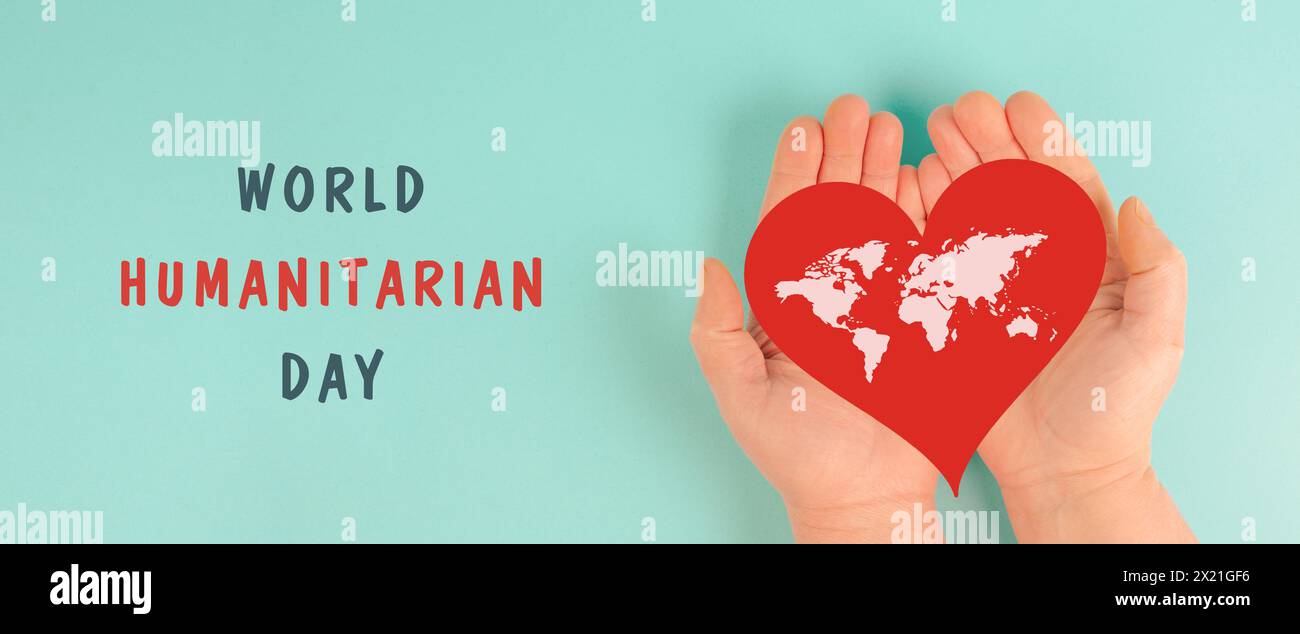 Cœur rouge avec carte du monde, journée d'aide humanitaire, charité, soutien et concept de volontariat Banque D'Images