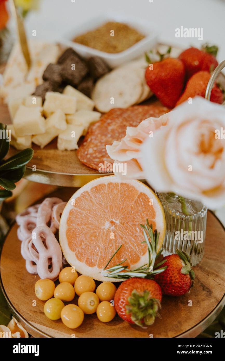 Pamplemousse en gros plan avec planche de charcuterie en arrière-plan Banque D'Images