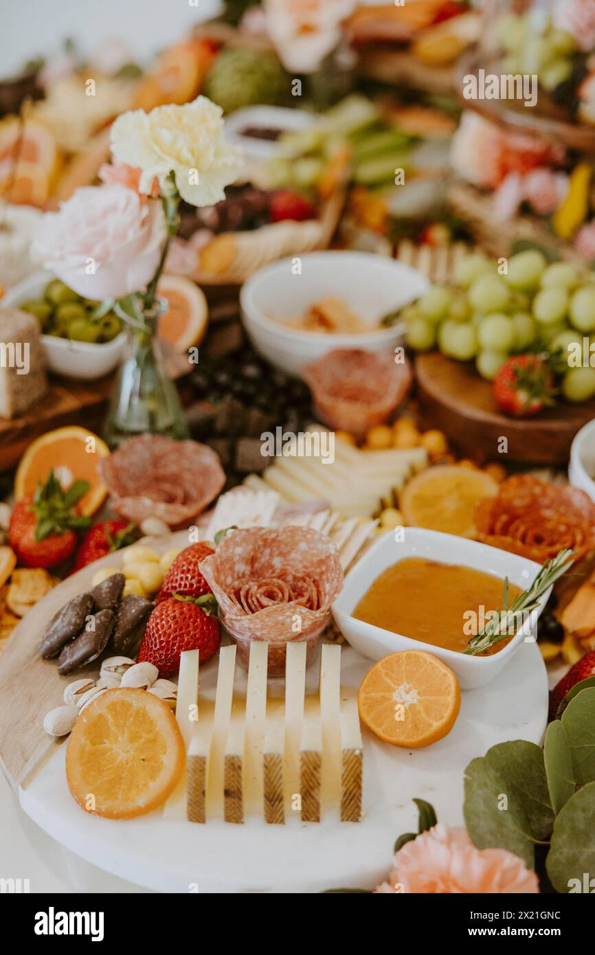 Gros plan de la table de charcuterie colorée avec des fruits et des viandes Banque D'Images