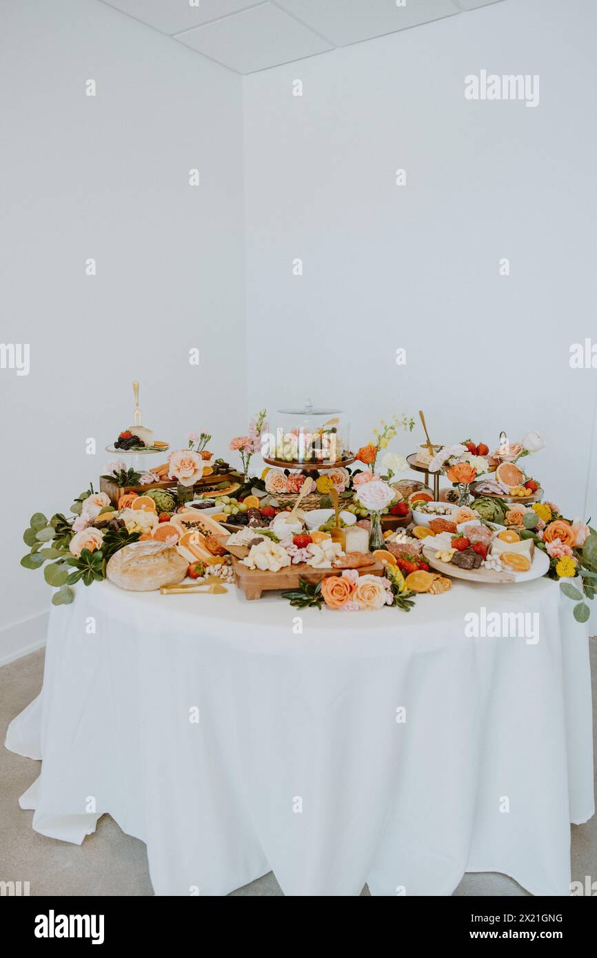 Tableau de charcuterie coloré et beau avec des fleurs Banque D'Images