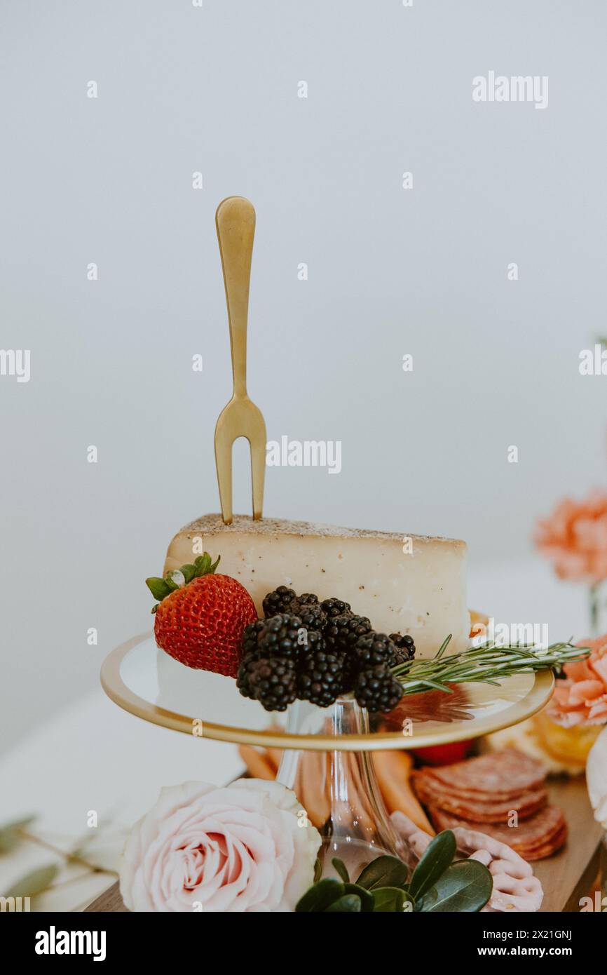 Charcuterie fromage et fourchette aux fraises et aux baies bleues Banque D'Images