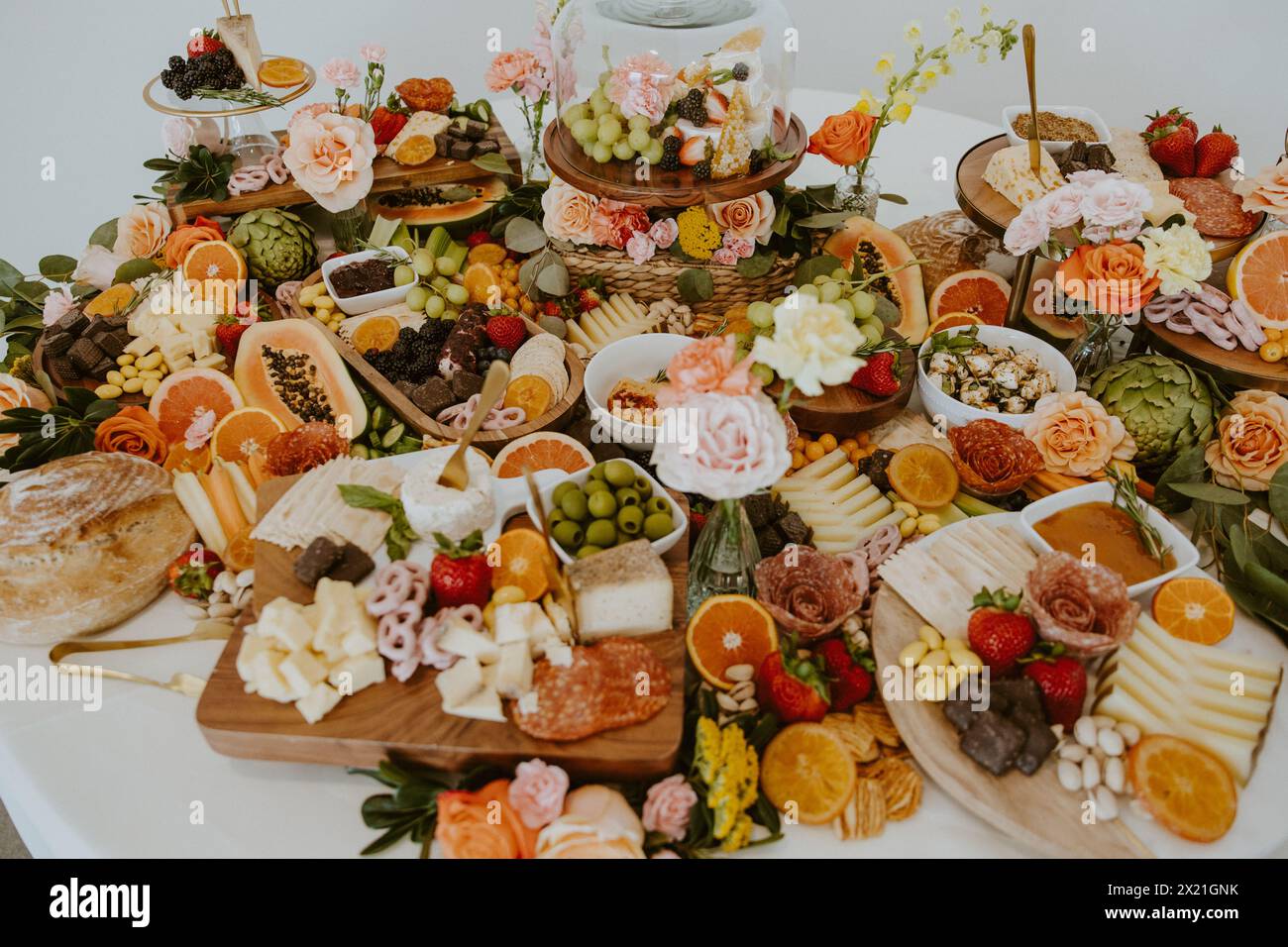 Grande tartinade de charcuterie colorée avec fruits, légumes et collations Banque D'Images