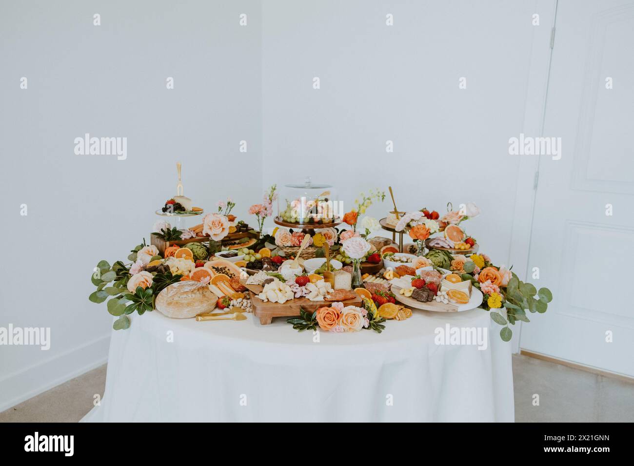 Tableau de charcuterie coloré et beau avec des fleurs Banque D'Images