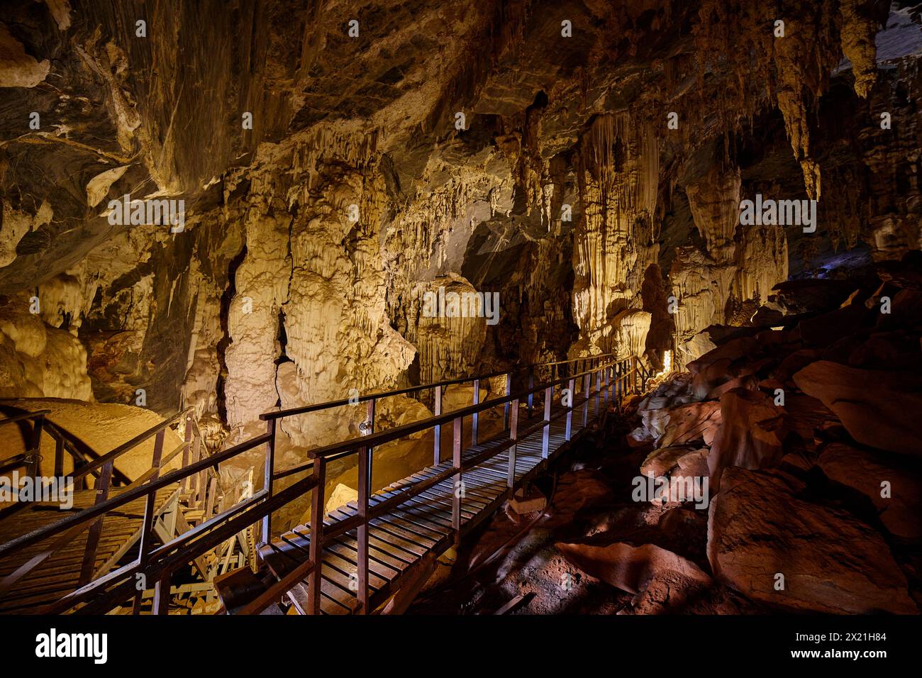 Une belle stalagmite et stalactite à l'intérieur de la grotte Banque D'Images