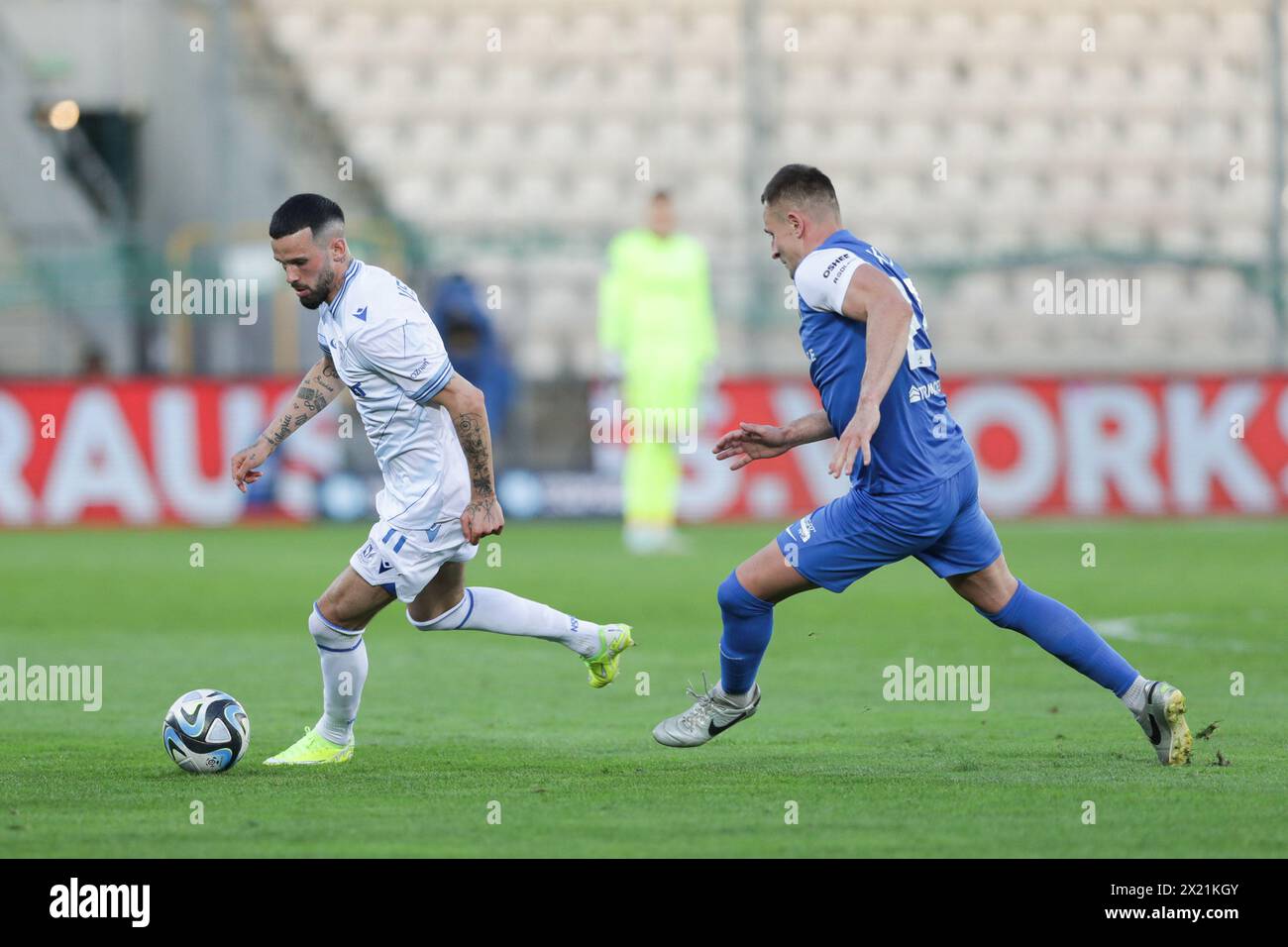 Cracovie, Pologne. 13 avril 2024. Kristoffer Velde de Lech Poznan (à gauche) et Michal Koj de Puszcza Niepolomice (à droite) vus dans le match de football polonais PKO Ekstraklasa League 2023/2024 entre Puszcza Niepolomice et Lech Poznan au stade de Cracovia. Score final ; Puszcza Niepolomice 2:1 Lech Poznan. Crédit : SOPA images Limited/Alamy Live News Banque D'Images